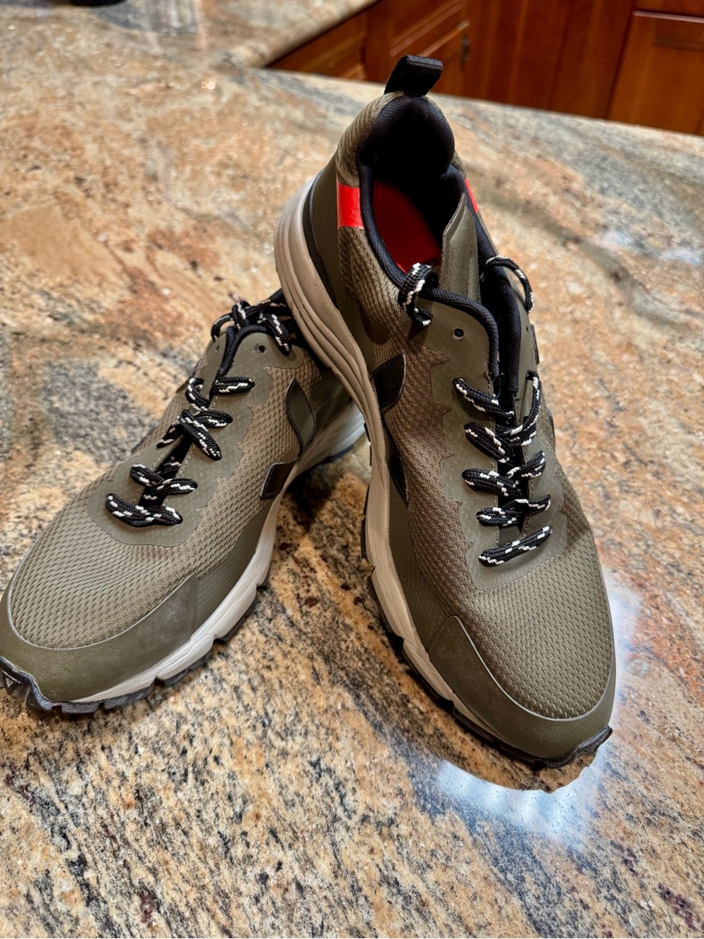 Veja Men's DEKKAN Alveomesh Athletic Sneakers Kaki (olive) with Black NWOT Sz 9